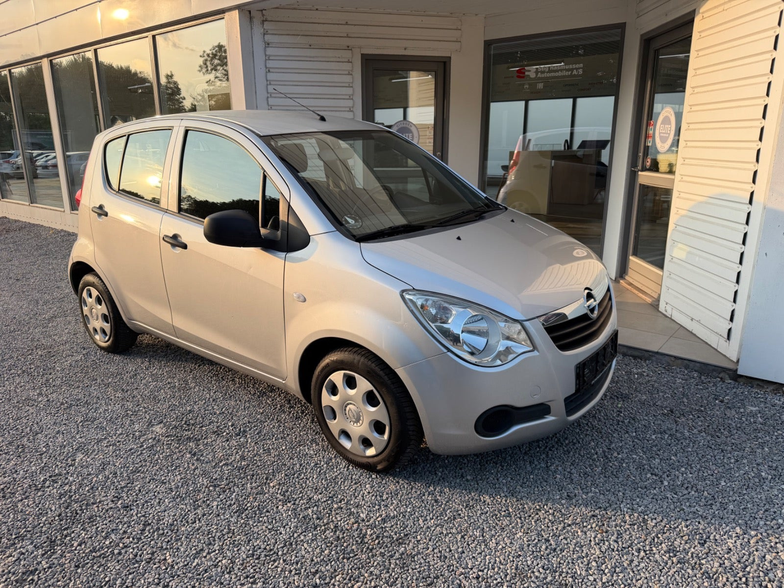 Sølv Opel Agila fra 2010