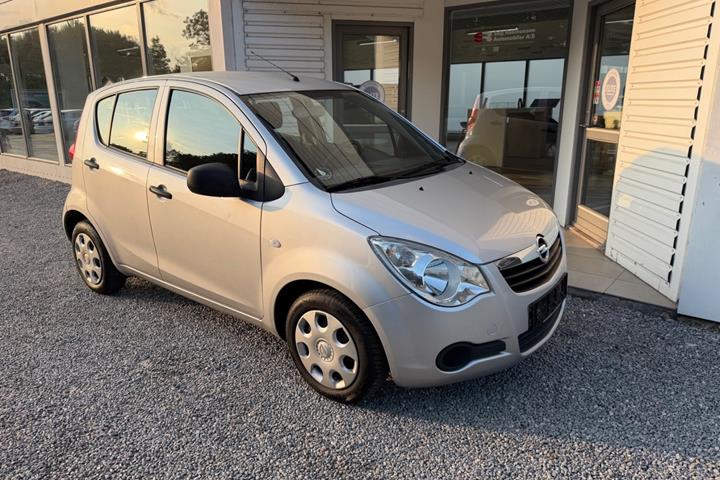 Sølv Opel Agila fra 2010