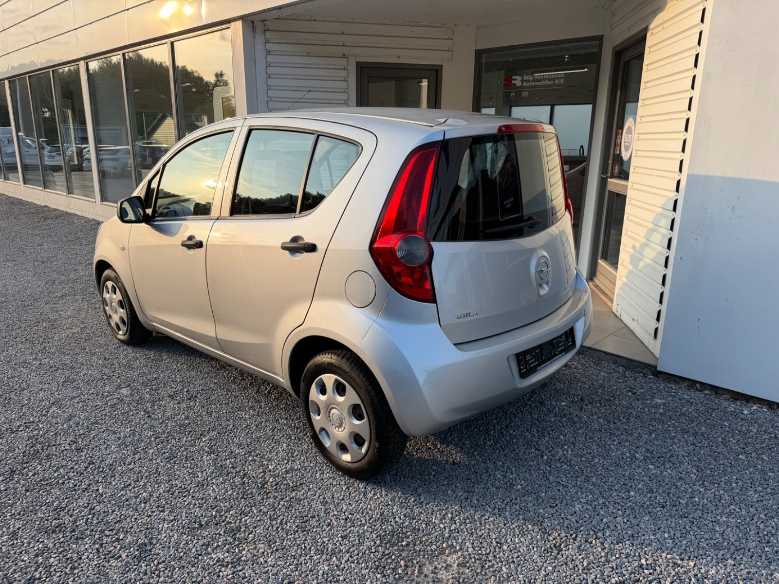 Sølv Opel Agila fra 2010