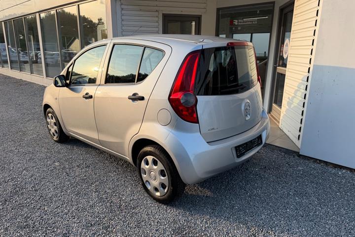 Sølv Opel Agila fra 2010