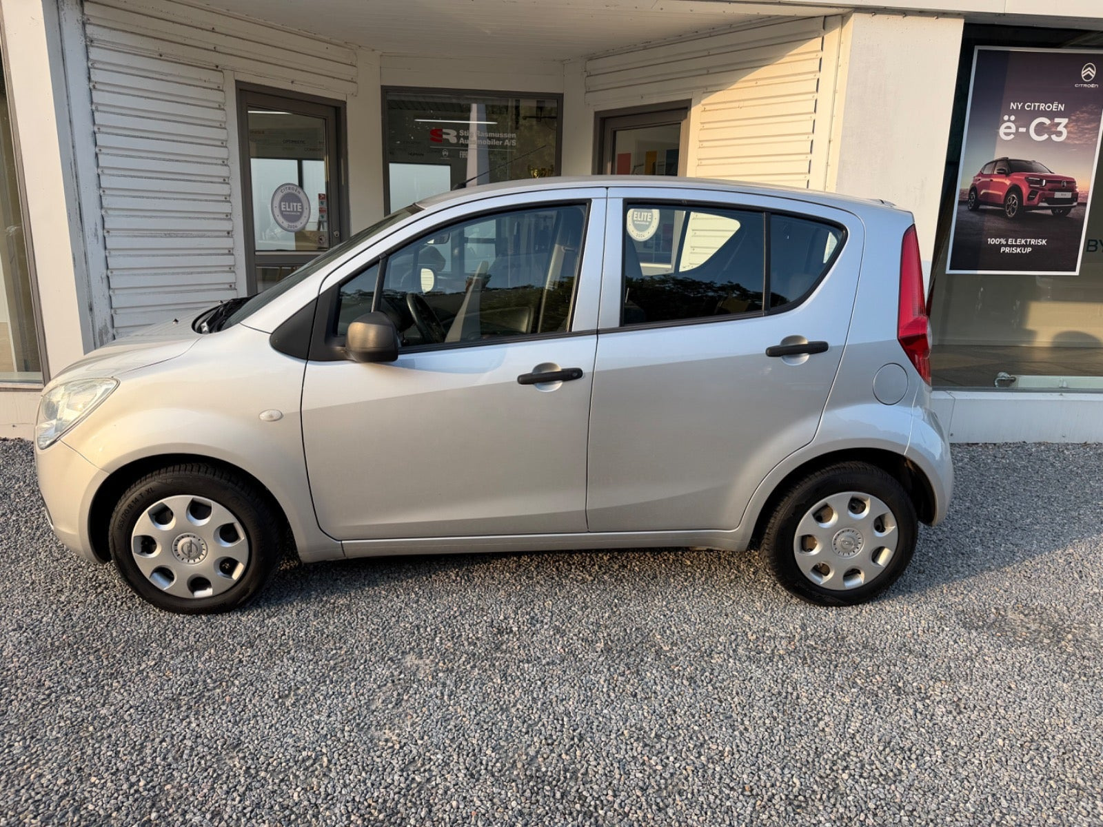 Sølv Opel Agila fra 2010