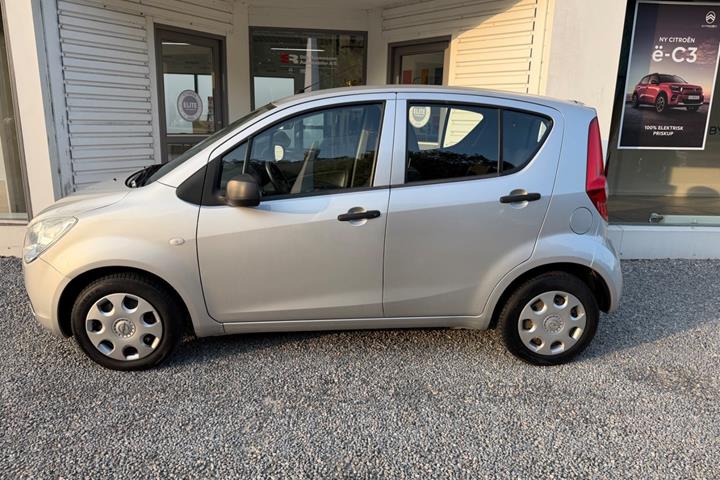 Sølv Opel Agila fra 2010