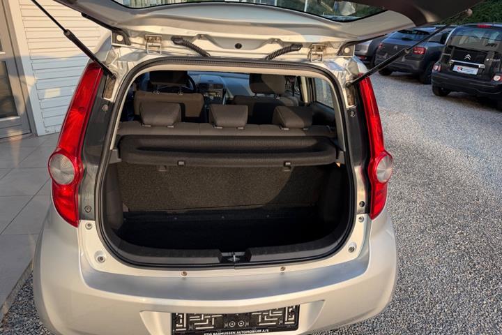 Sølv Opel Agila fra 2010