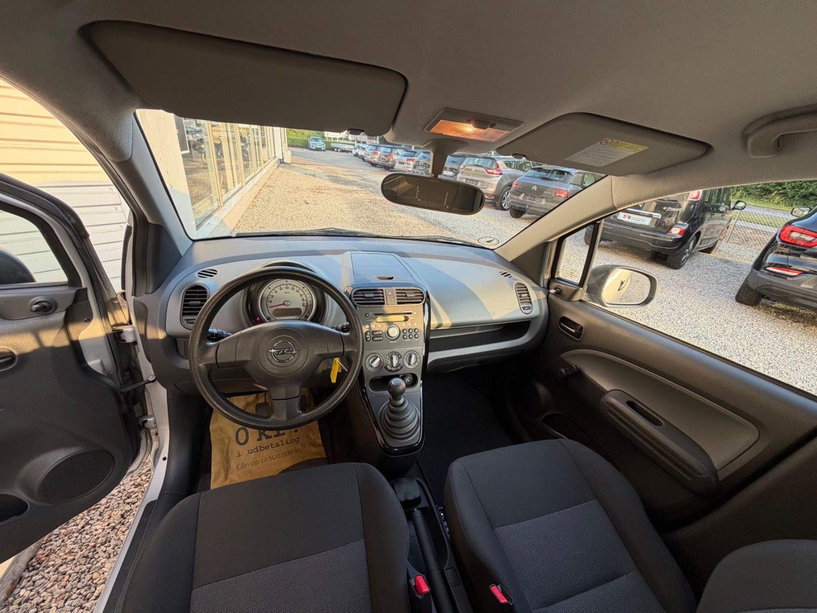 Sølv Opel Agila fra 2010