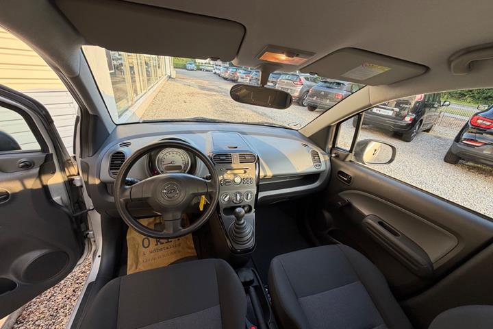 Sølv Opel Agila fra 2010