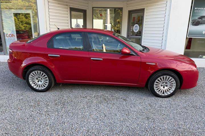 Rød Alfa Romeo 159 fra 2007