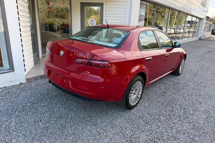 Rød Alfa Romeo 159 fra 2007
