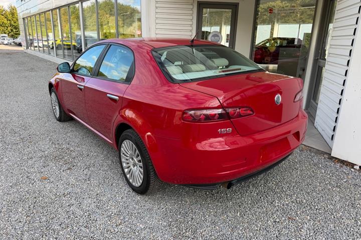 Rød Alfa Romeo 159 fra 2007