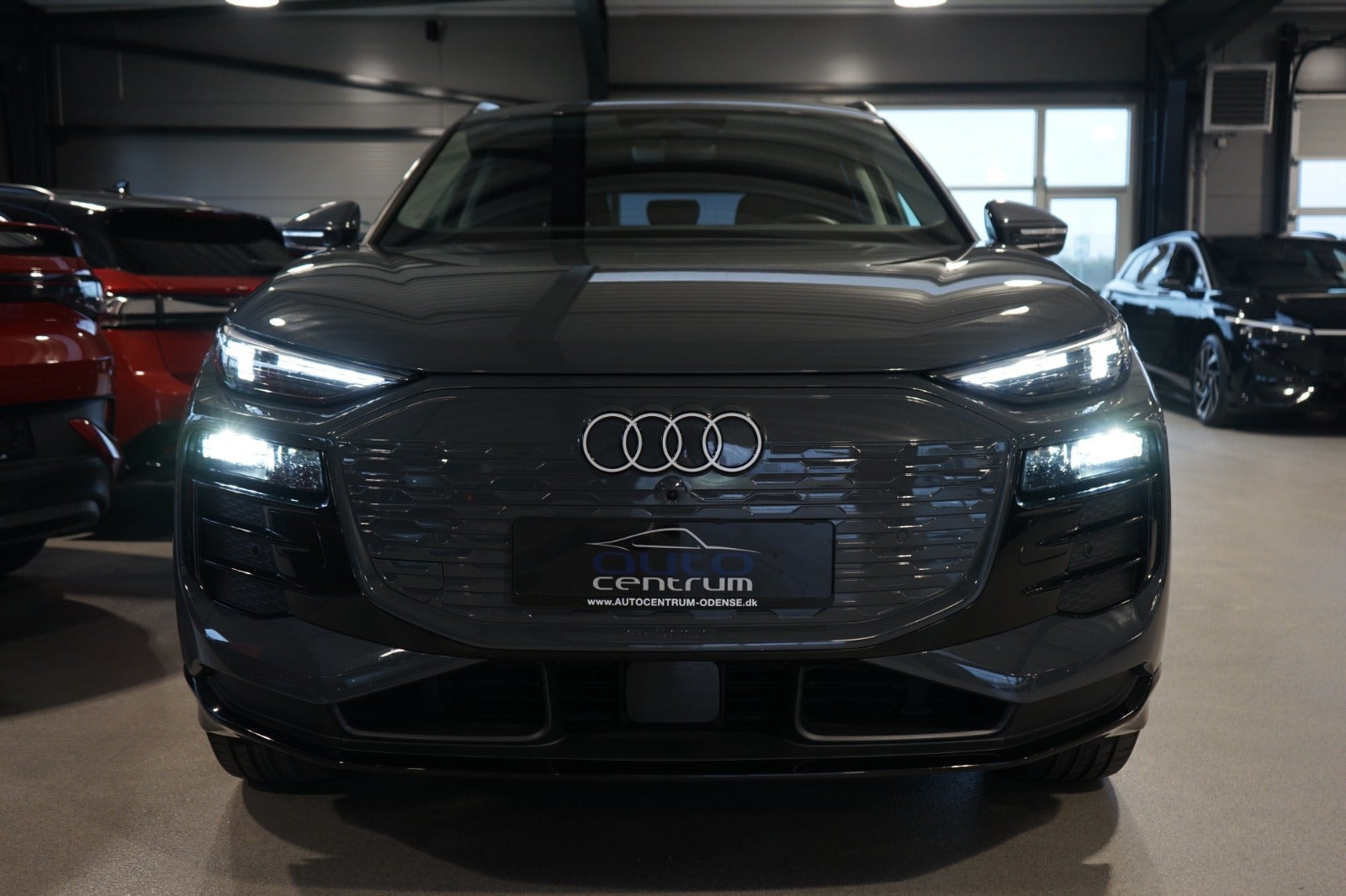 Grå Audi Q6 e-tron fra 2025