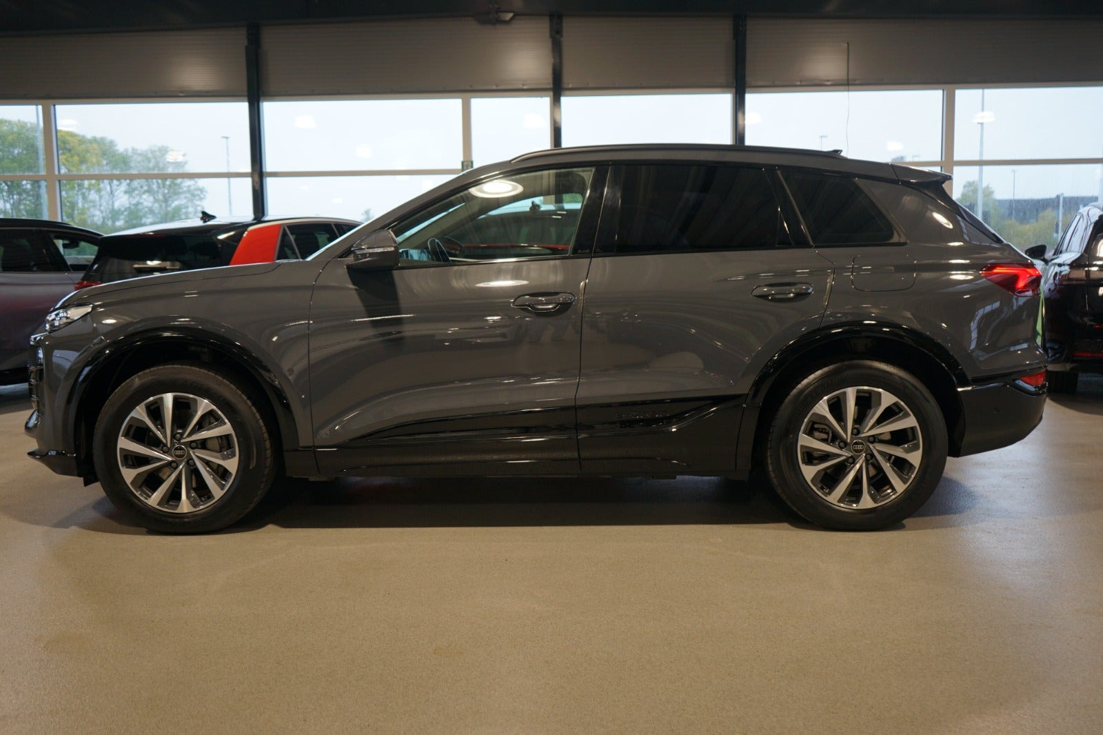 Grå Audi Q6 e-tron fra 2025