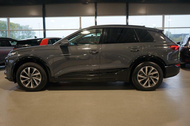 Grå Audi Q6 e-tron fra 2025