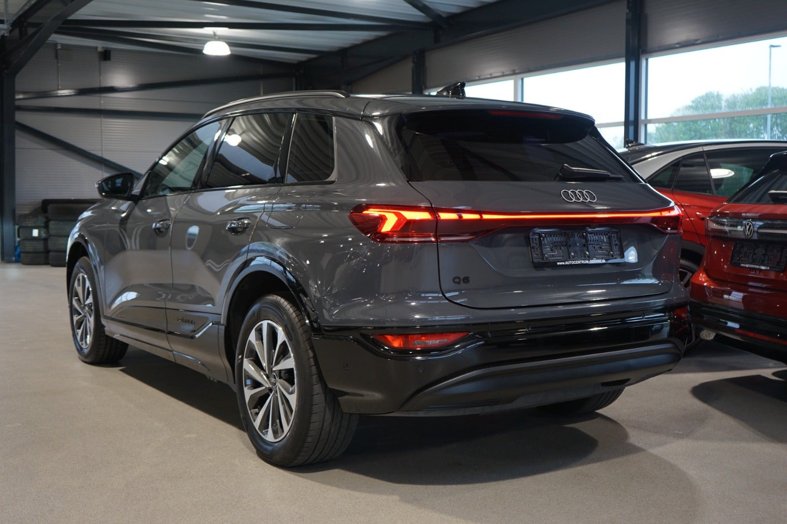 Grå Audi Q6 e-tron fra 2025