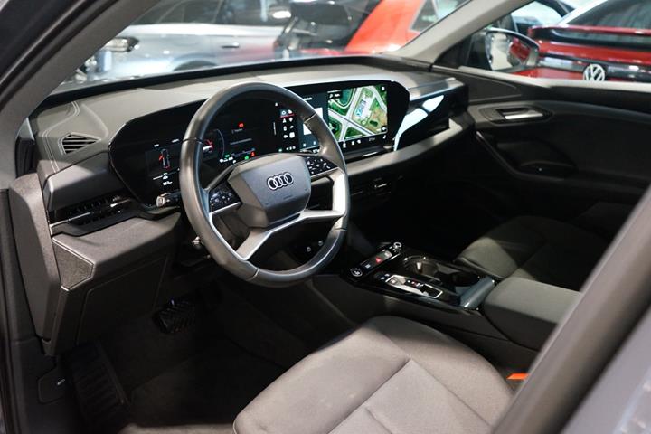 Grå Audi Q6 e-tron fra 2025