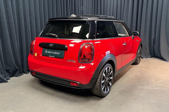 Rød Mini Cooper fra 2022