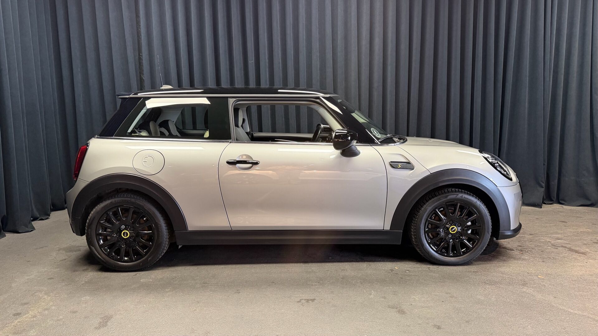 Sølv Mini Cooper fra 2023