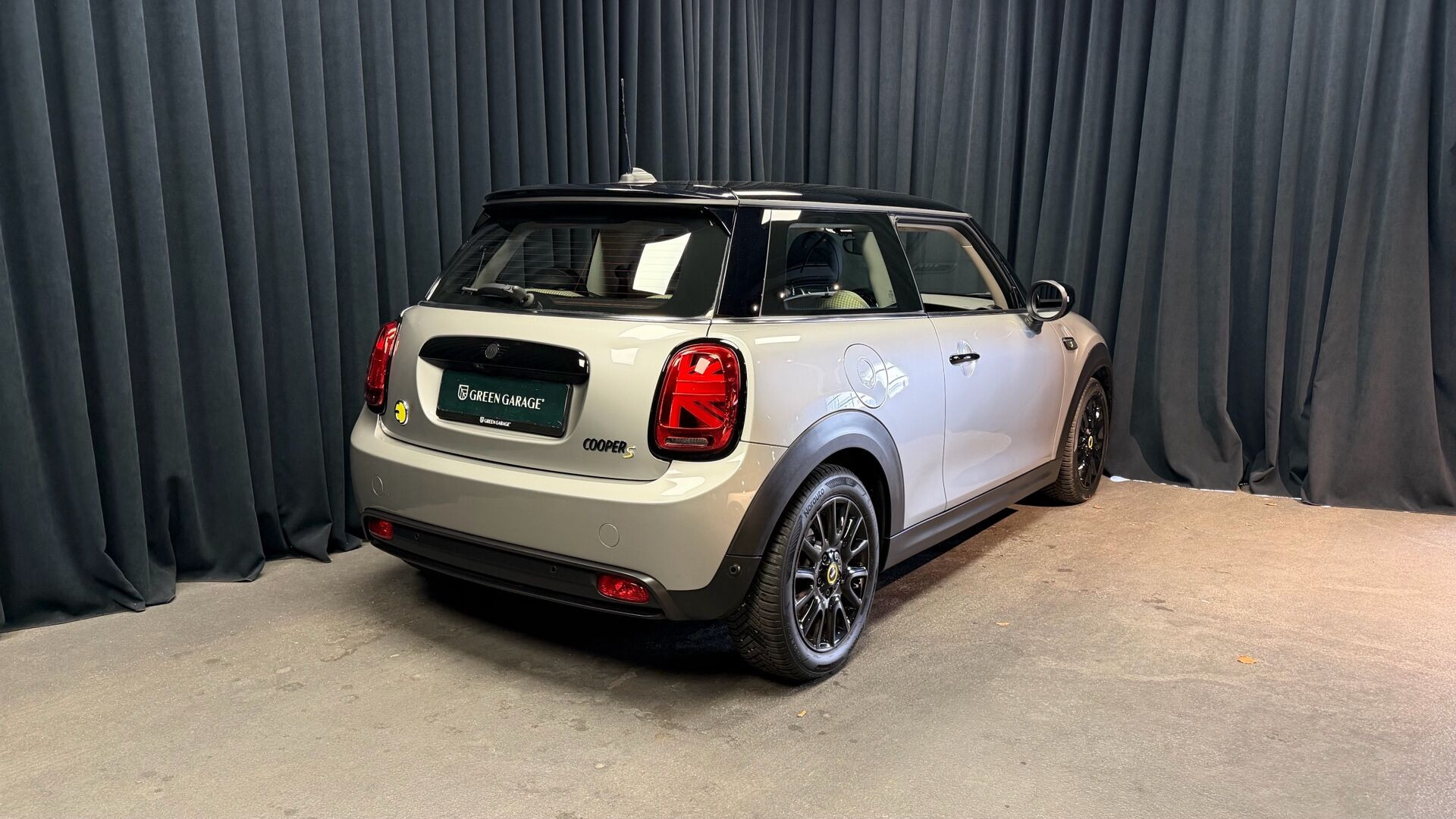 Sølv Mini Cooper fra 2023