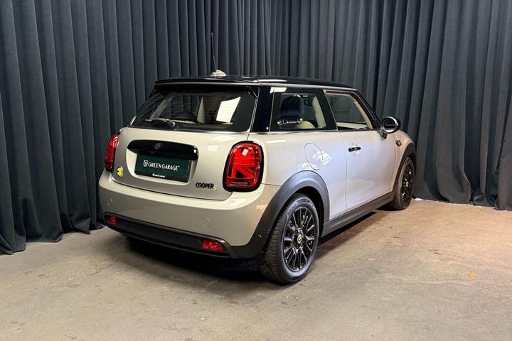 Sølv Mini Cooper fra 2023