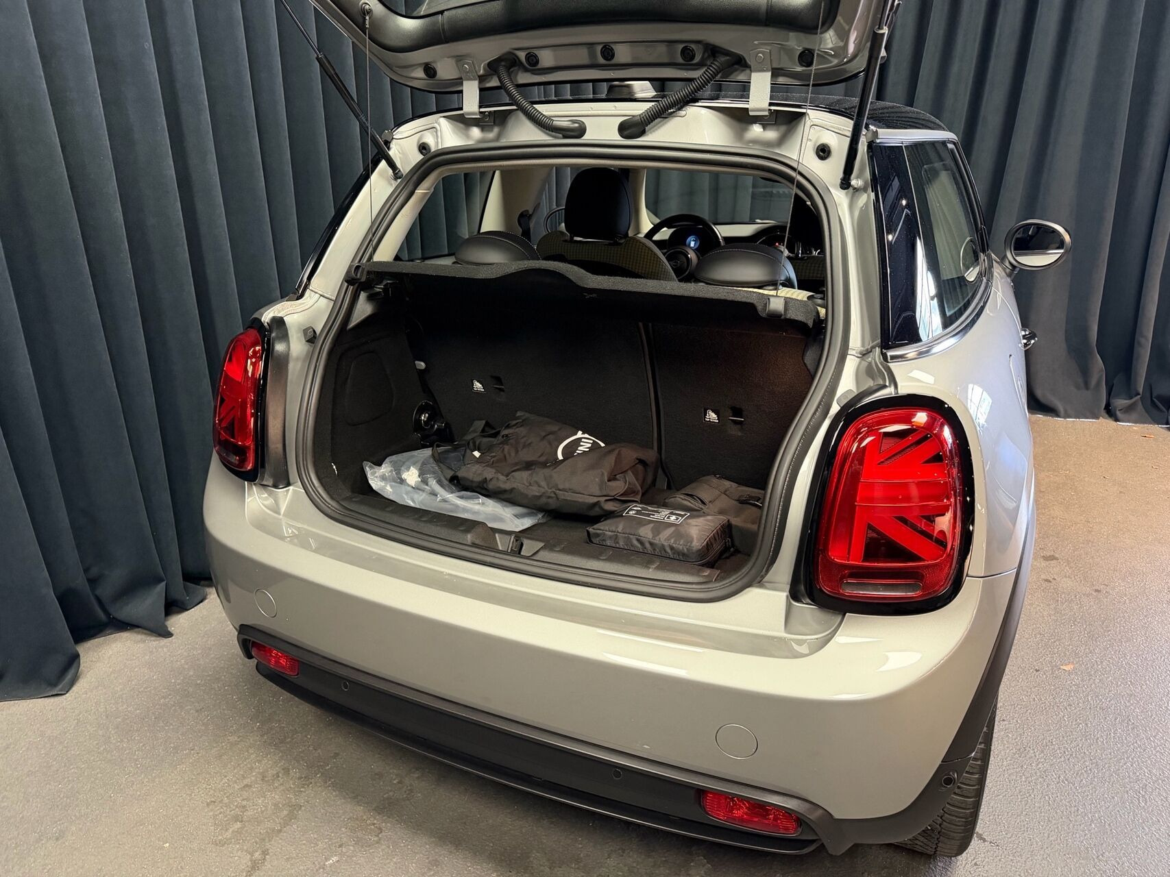 Sølv Mini Cooper fra 2023