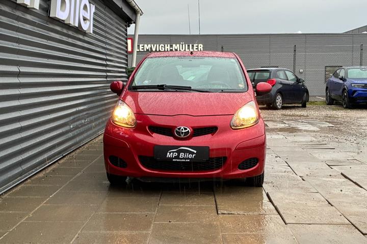 Rød Toyota Aygo fra 2010