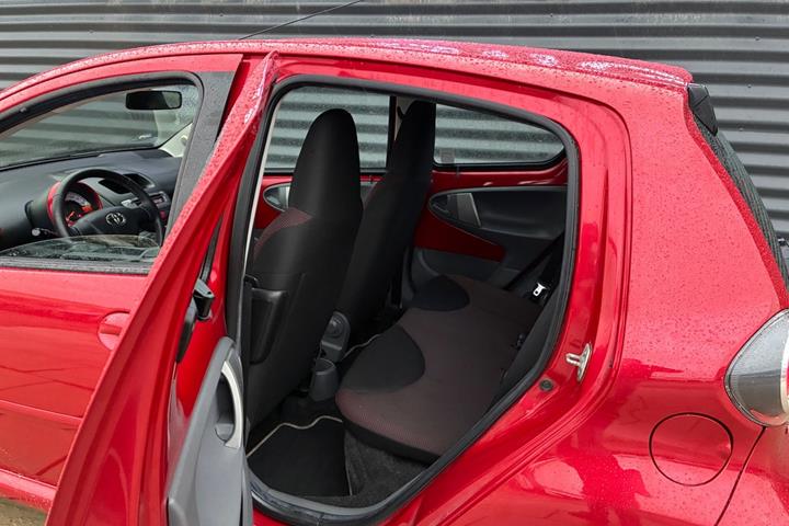 Rød Toyota Aygo fra 2010