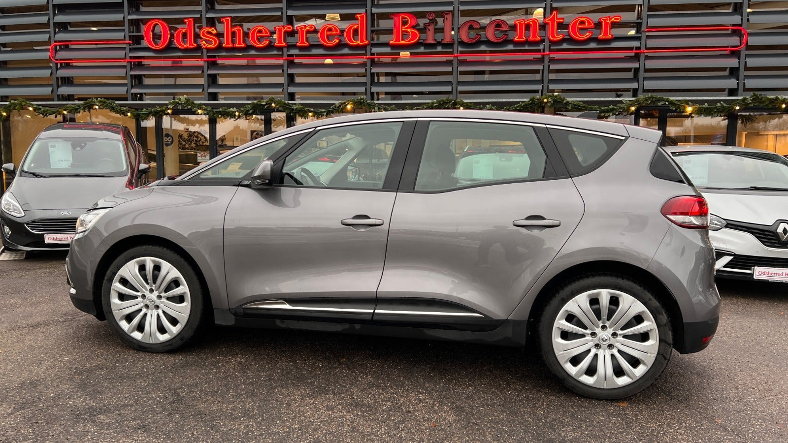 Grå Renault Scenic IV fra 2018