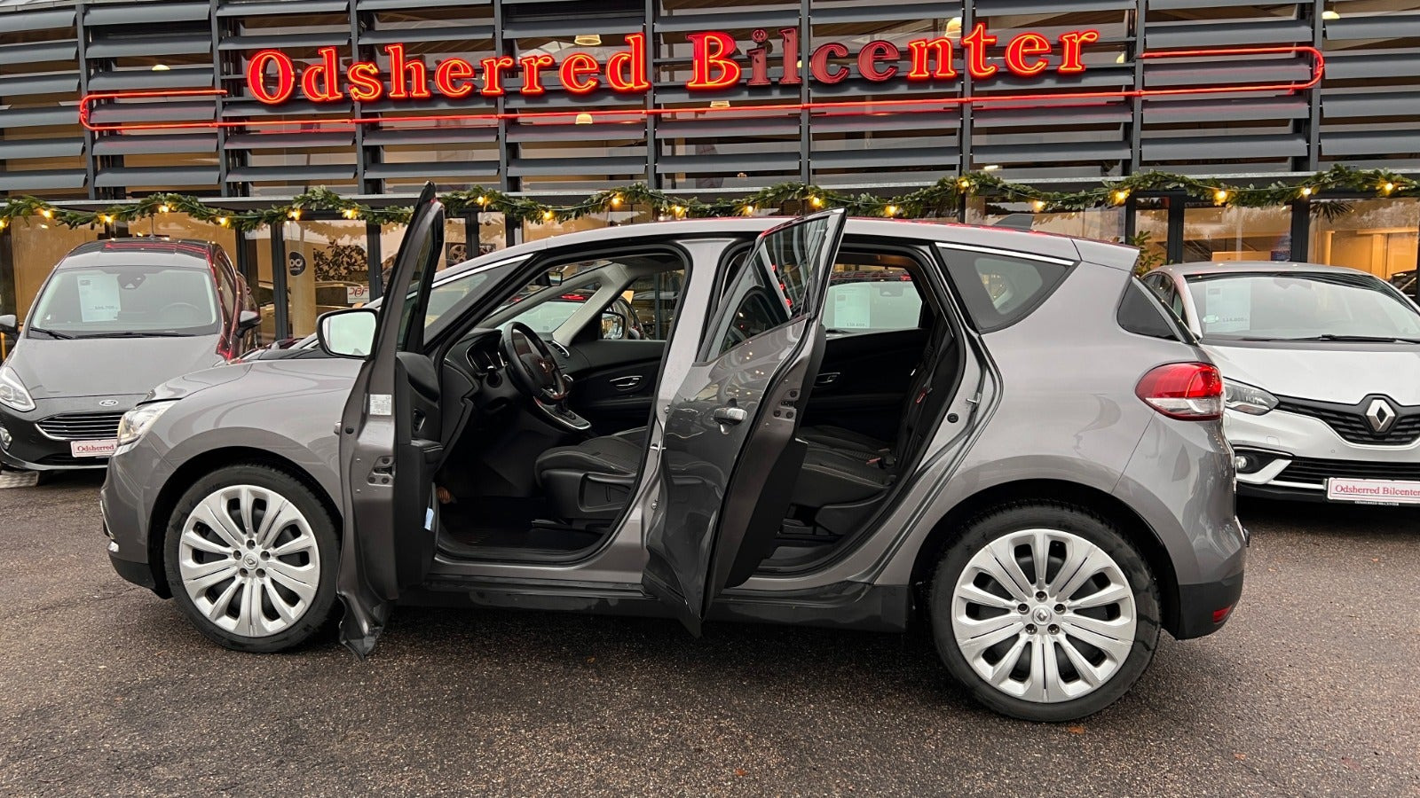 Grå Renault Scenic IV fra 2018