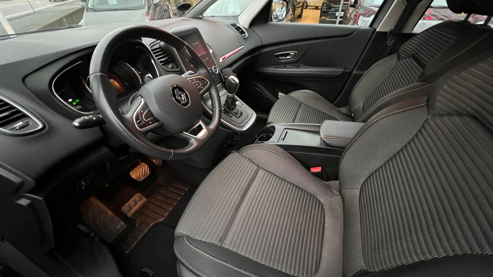 Grå Renault Scenic IV fra 2018