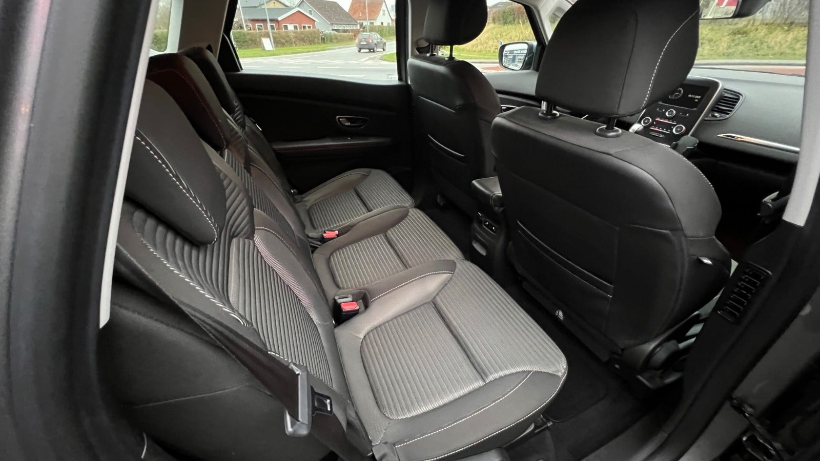 Grå Renault Scenic IV fra 2018