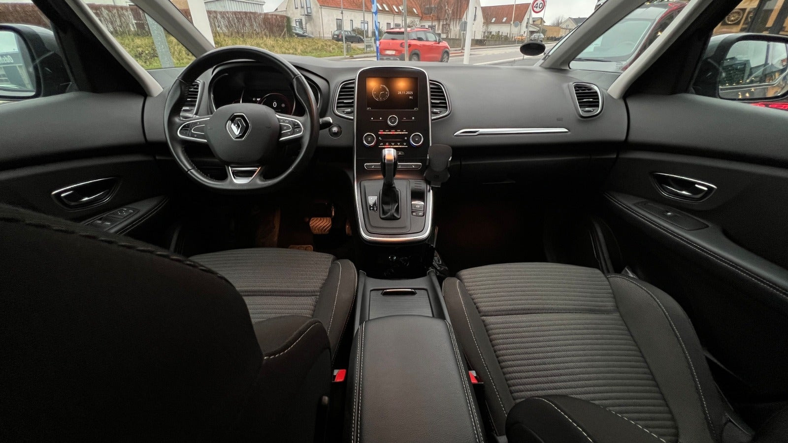 Grå Renault Scenic IV fra 2018