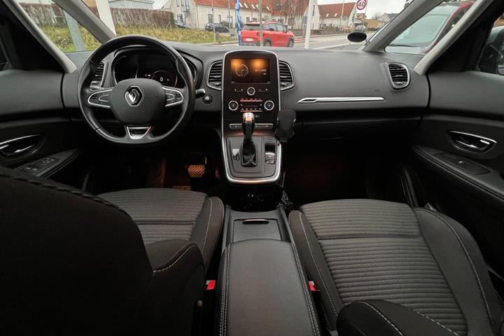 Grå Renault Scenic IV fra 2018
