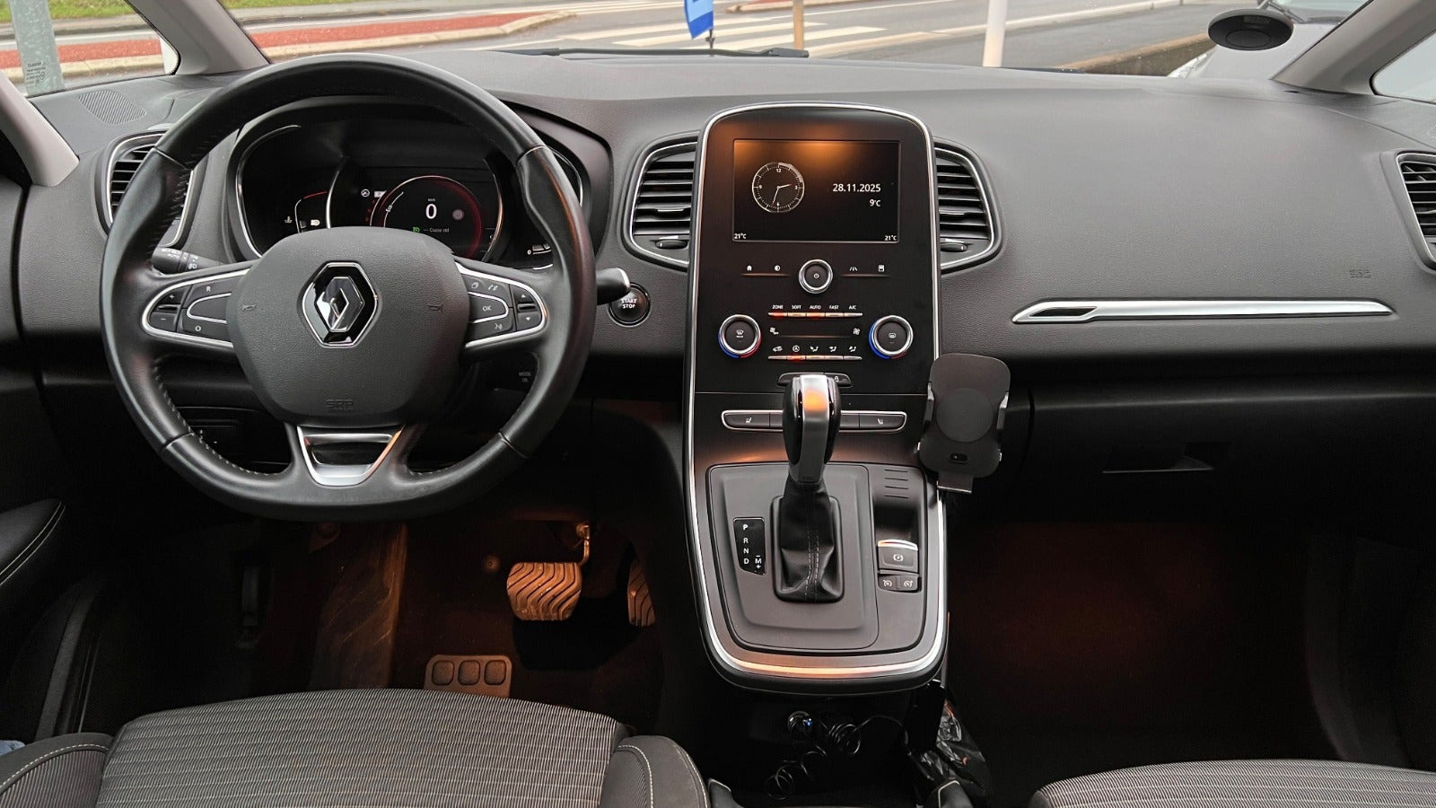 Grå Renault Scenic IV fra 2018