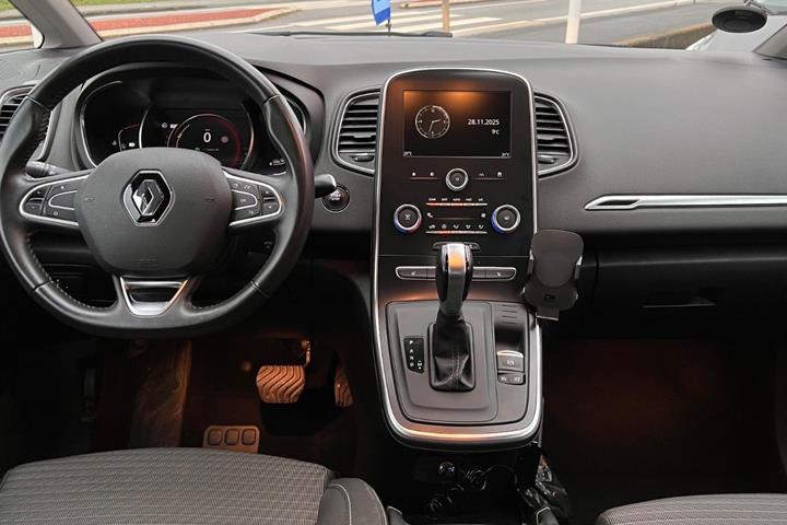Grå Renault Scenic IV fra 2018
