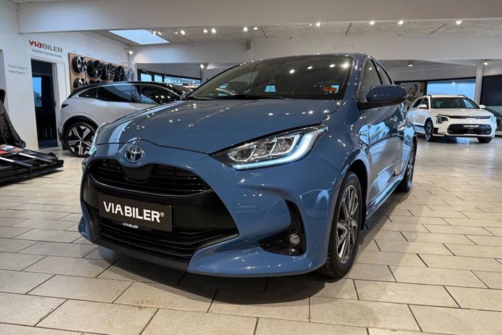 Blå Toyota Yaris fra 2021
