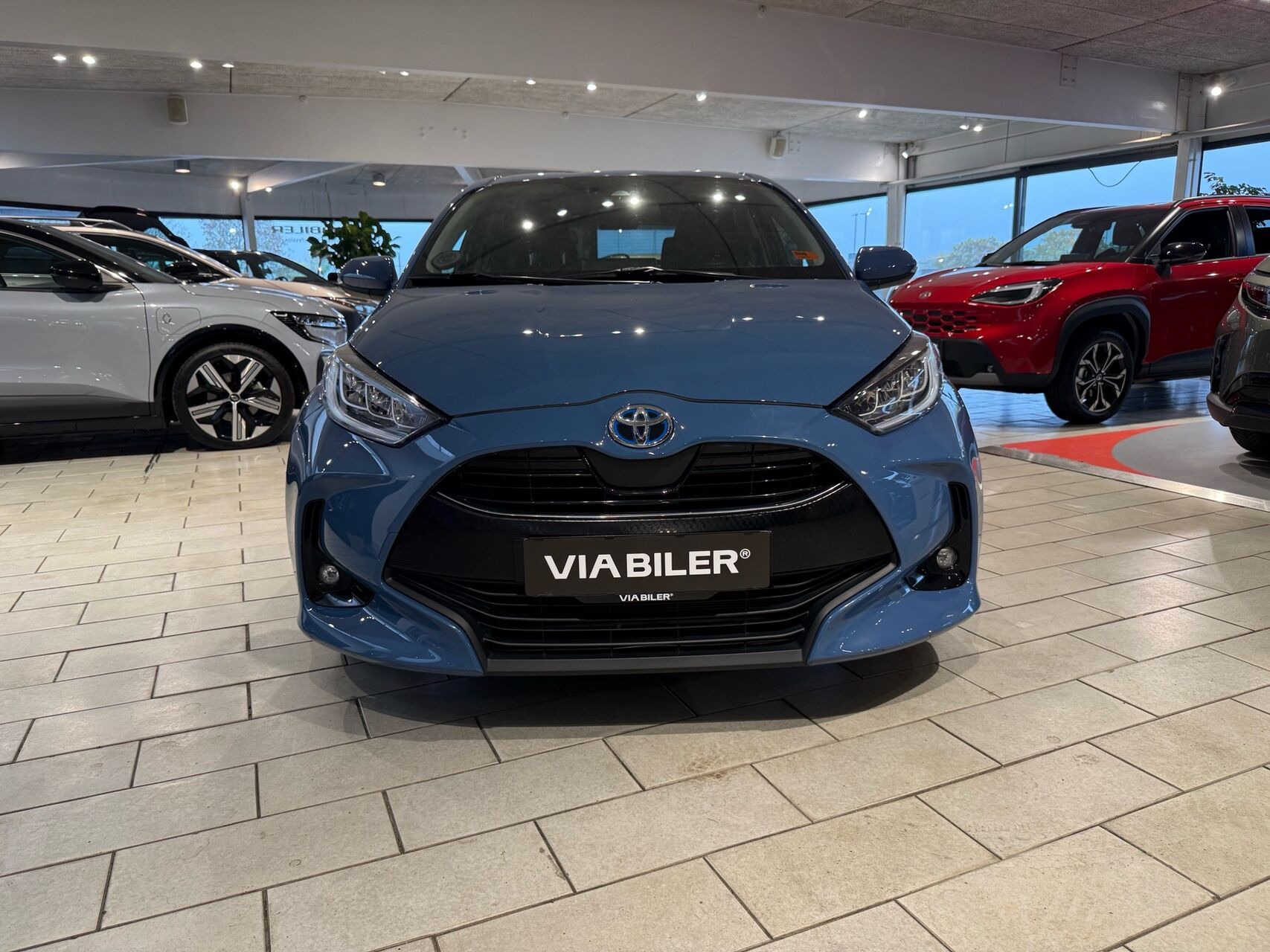 Blå Toyota Yaris fra 2021