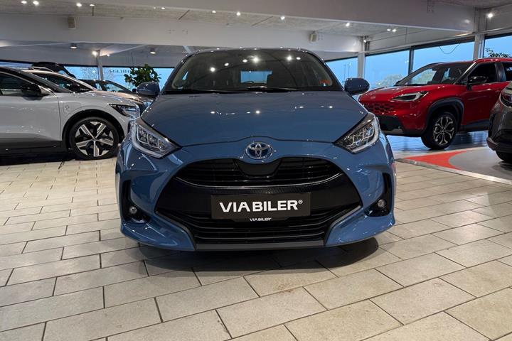 Blå Toyota Yaris fra 2021