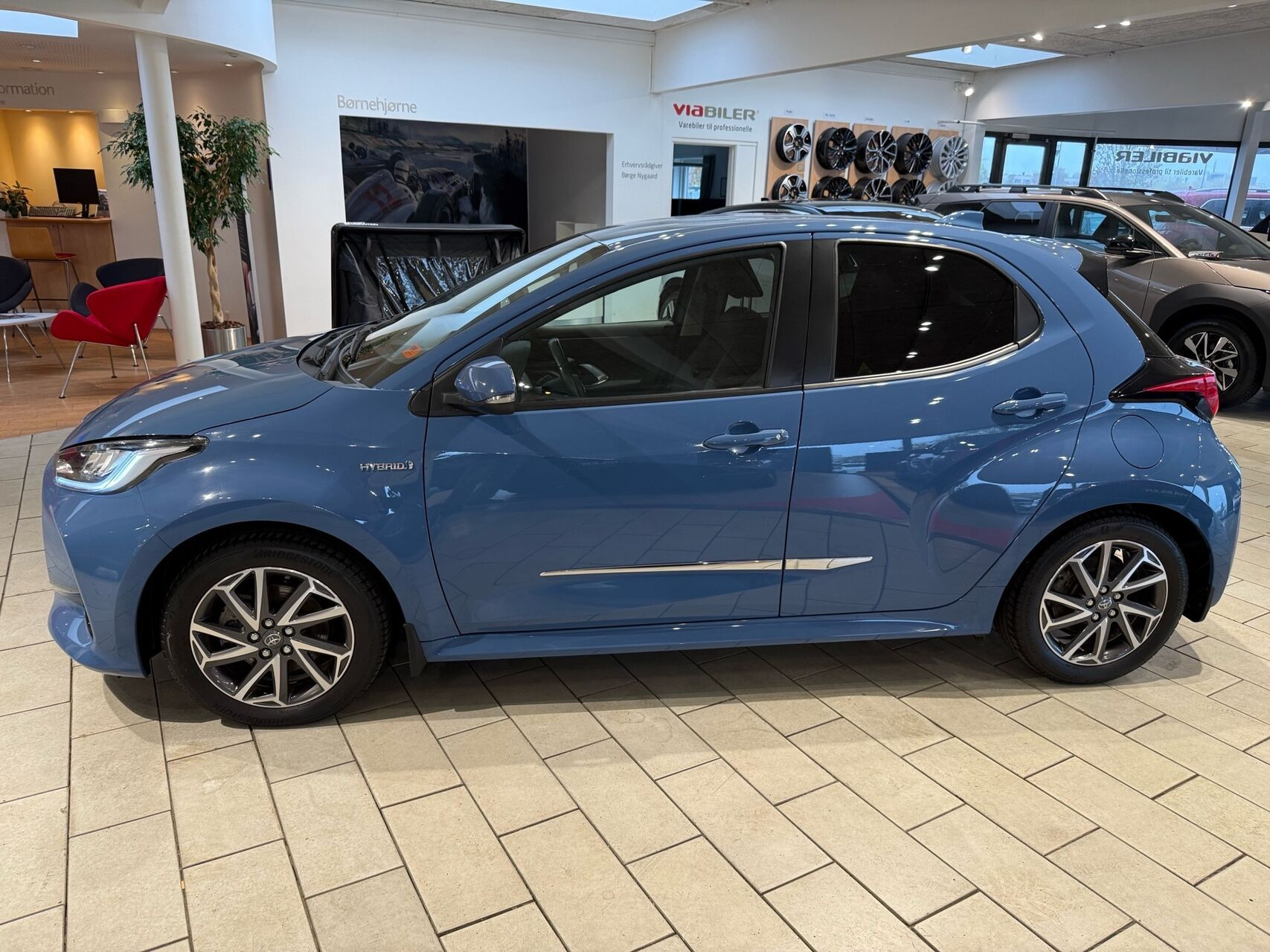 Blå Toyota Yaris fra 2021