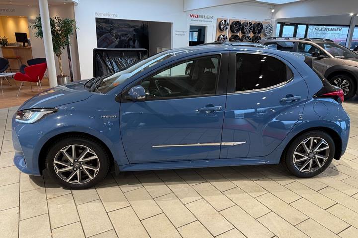 Blå Toyota Yaris fra 2021