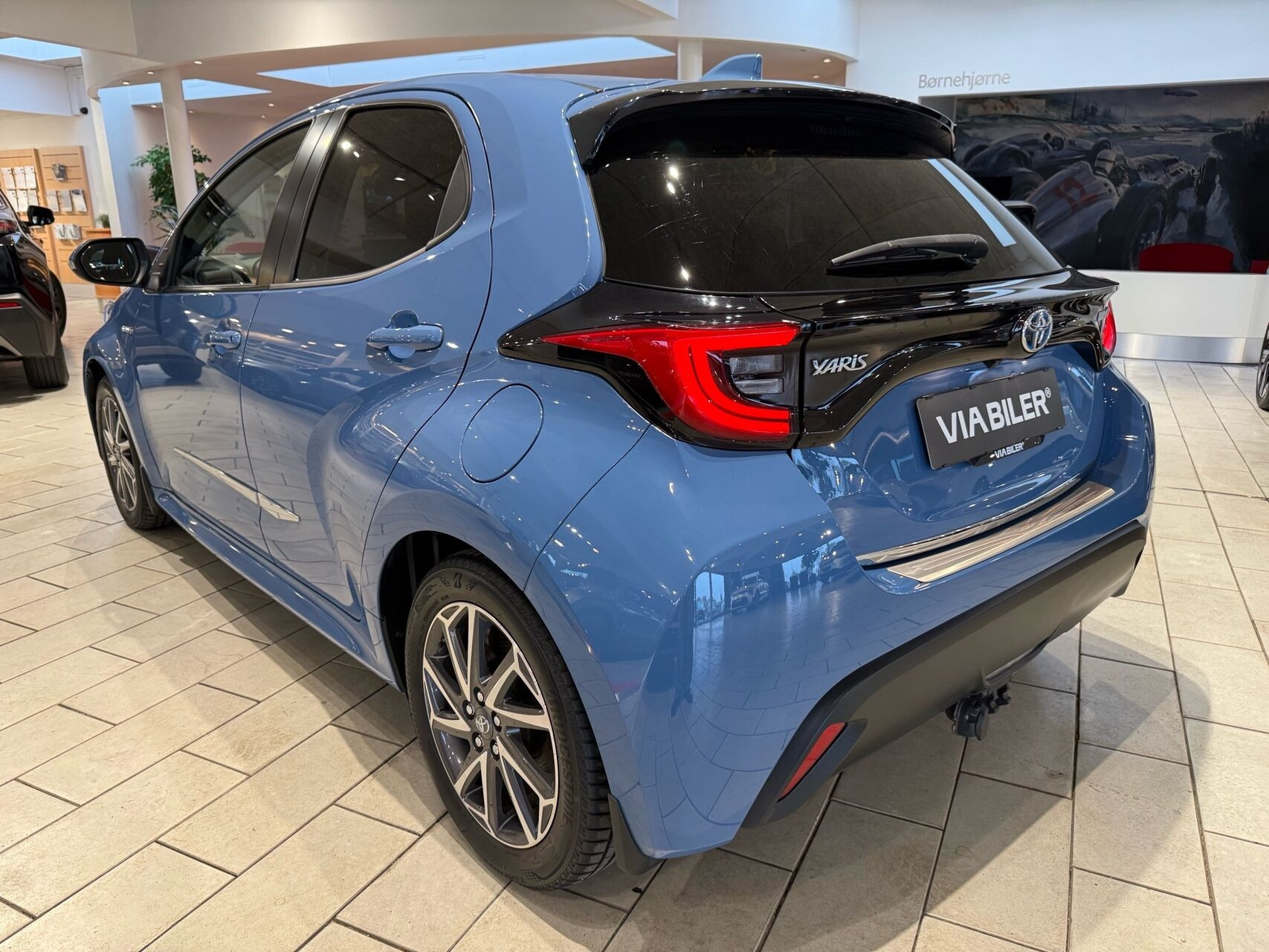 Blå Toyota Yaris fra 2021