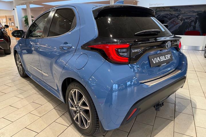 Blå Toyota Yaris fra 2021