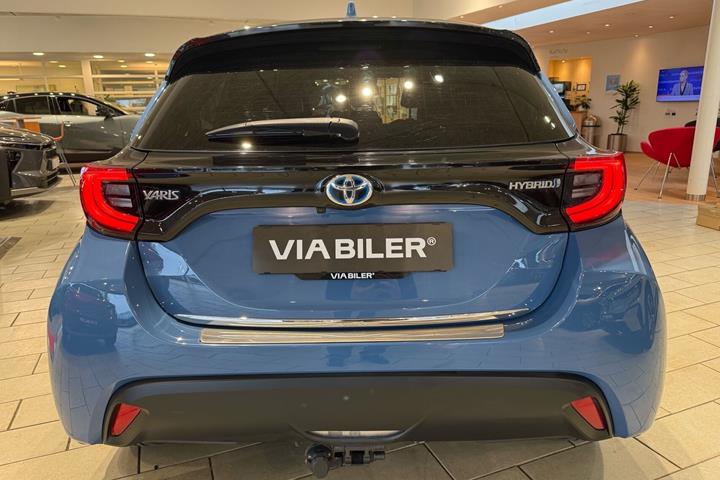 Blå Toyota Yaris fra 2021