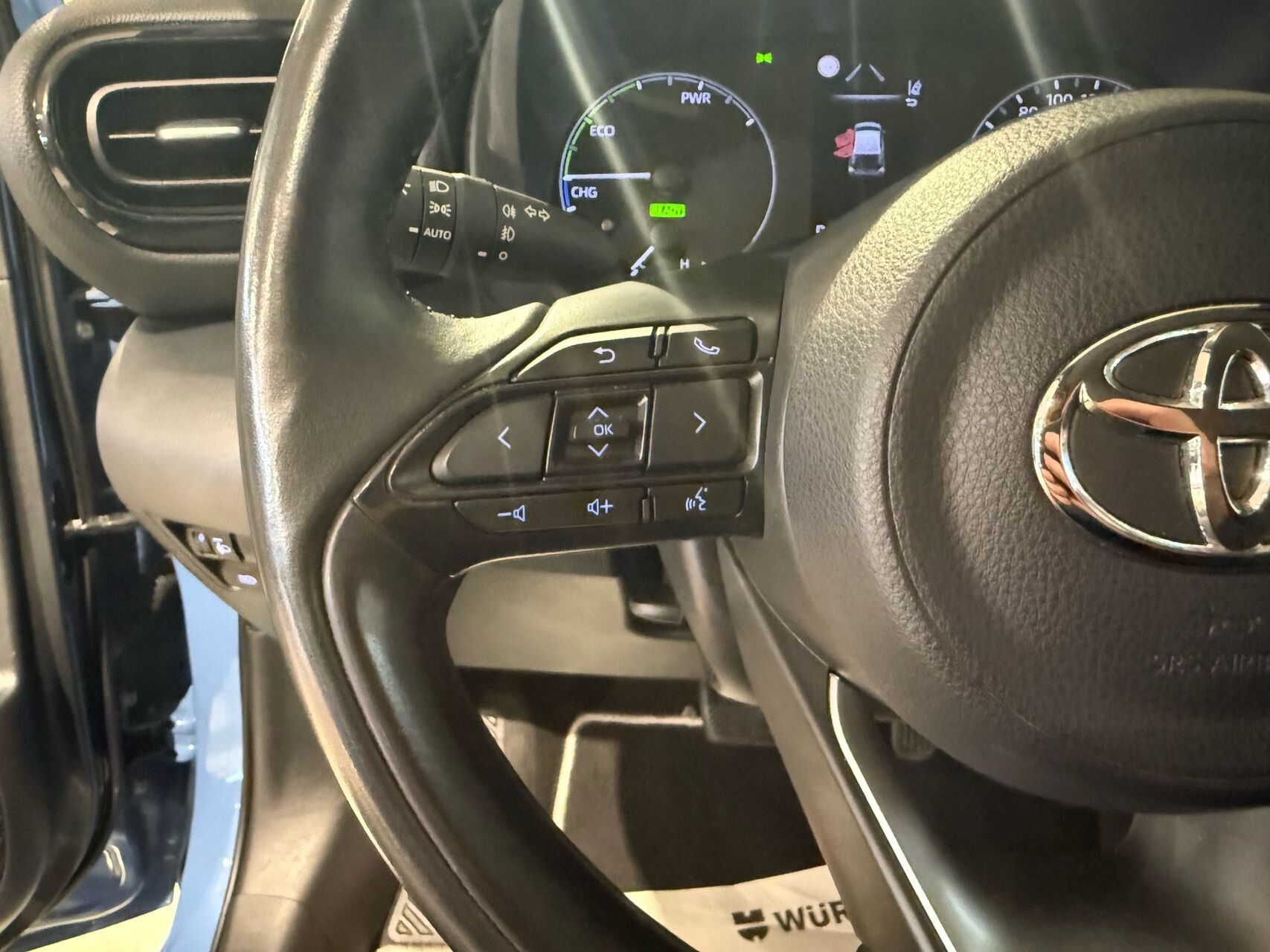 Blå Toyota Yaris fra 2021
