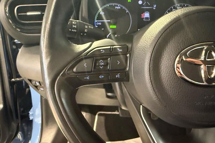 Blå Toyota Yaris fra 2021