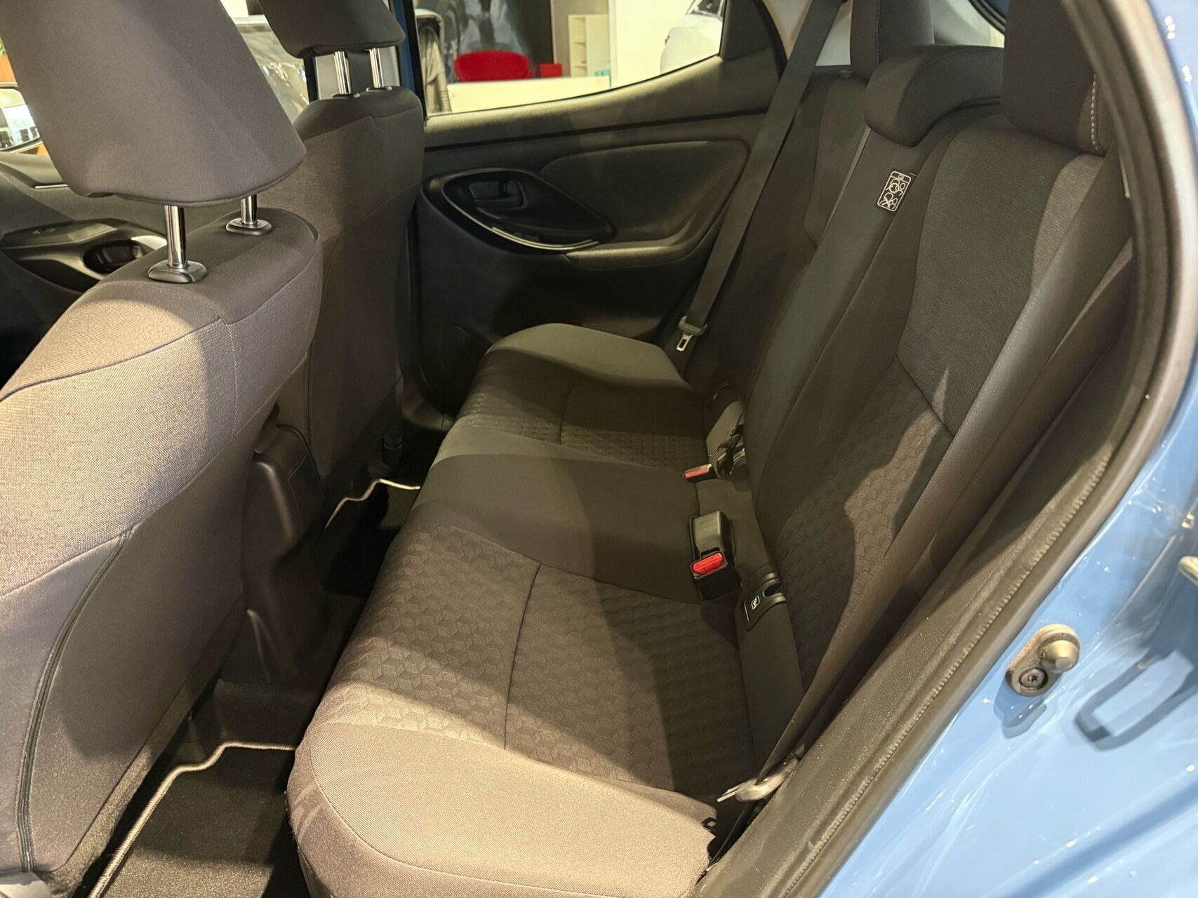 Blå Toyota Yaris fra 2021