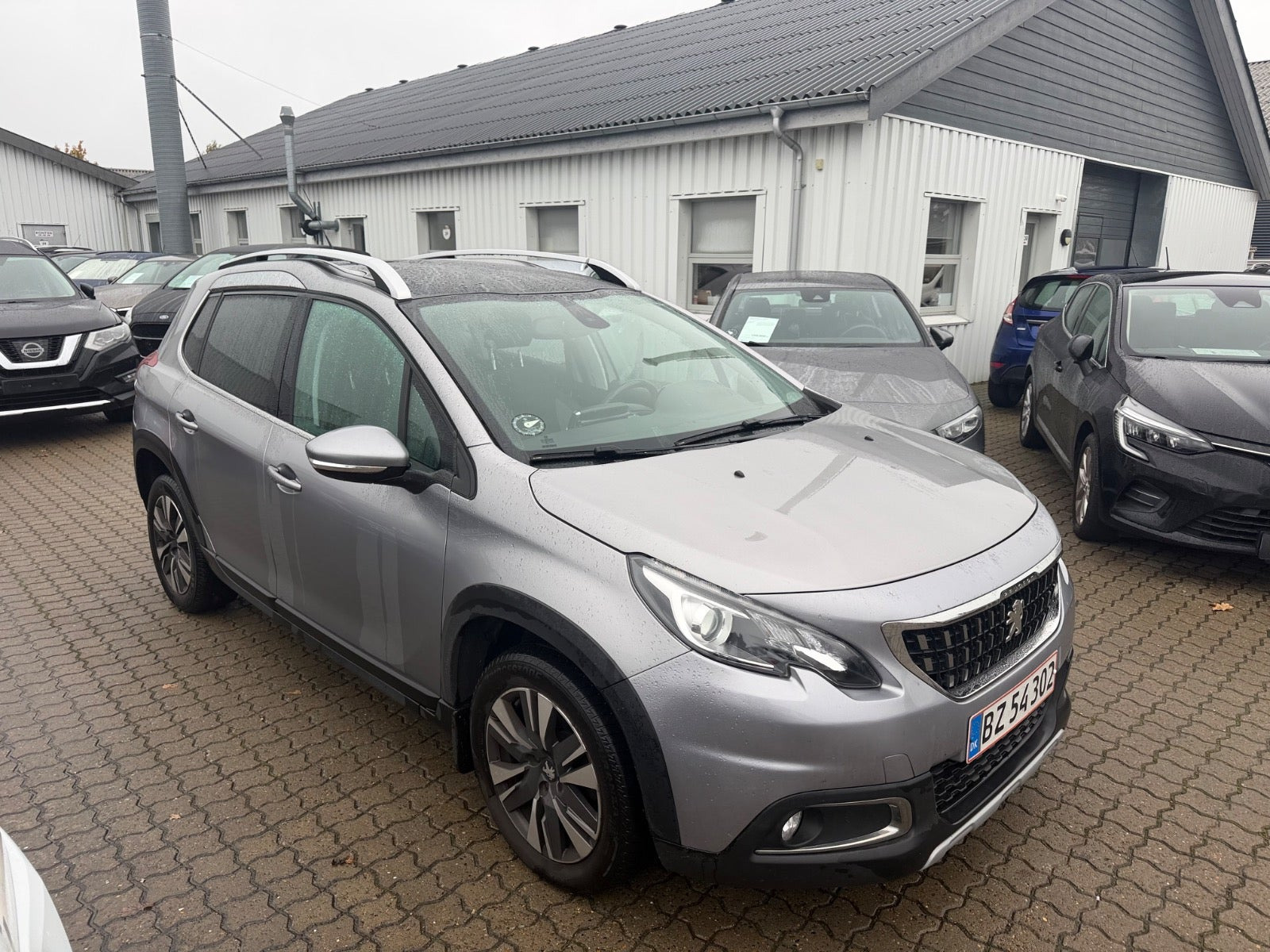 Grå Peugeot 2008 fra 2018