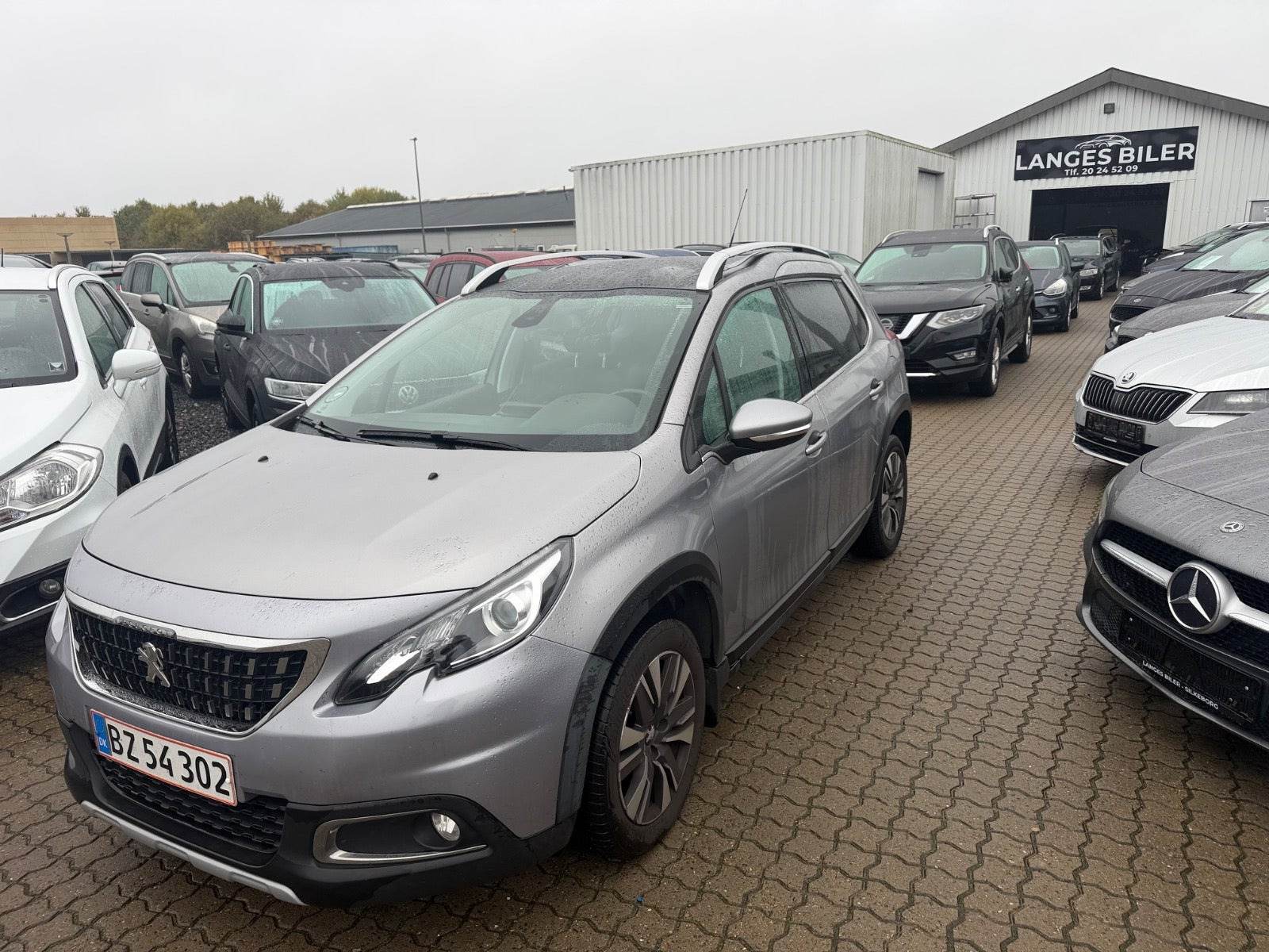 Grå Peugeot 2008 fra 2018