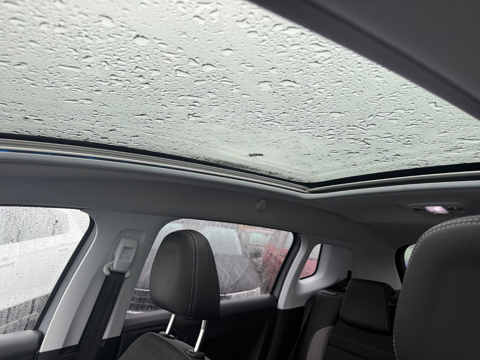 Grå Peugeot 2008 fra 2018