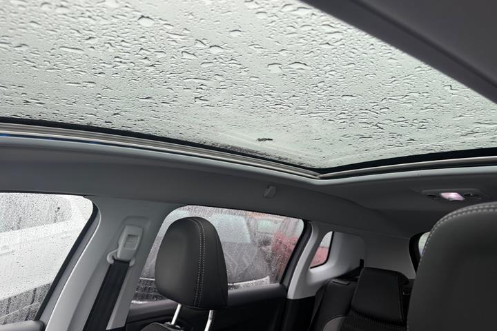 Grå Peugeot 2008 fra 2018