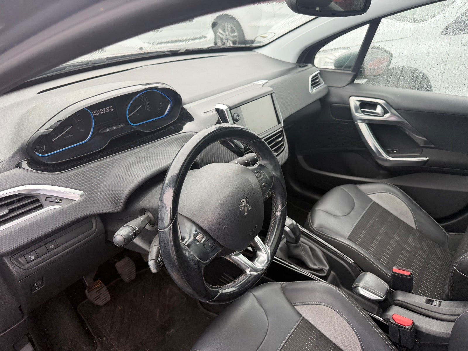 Grå Peugeot 2008 fra 2018