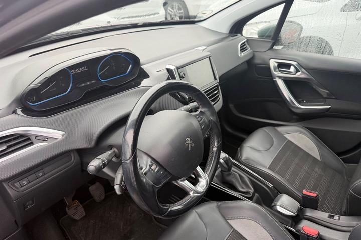 Grå Peugeot 2008 fra 2018