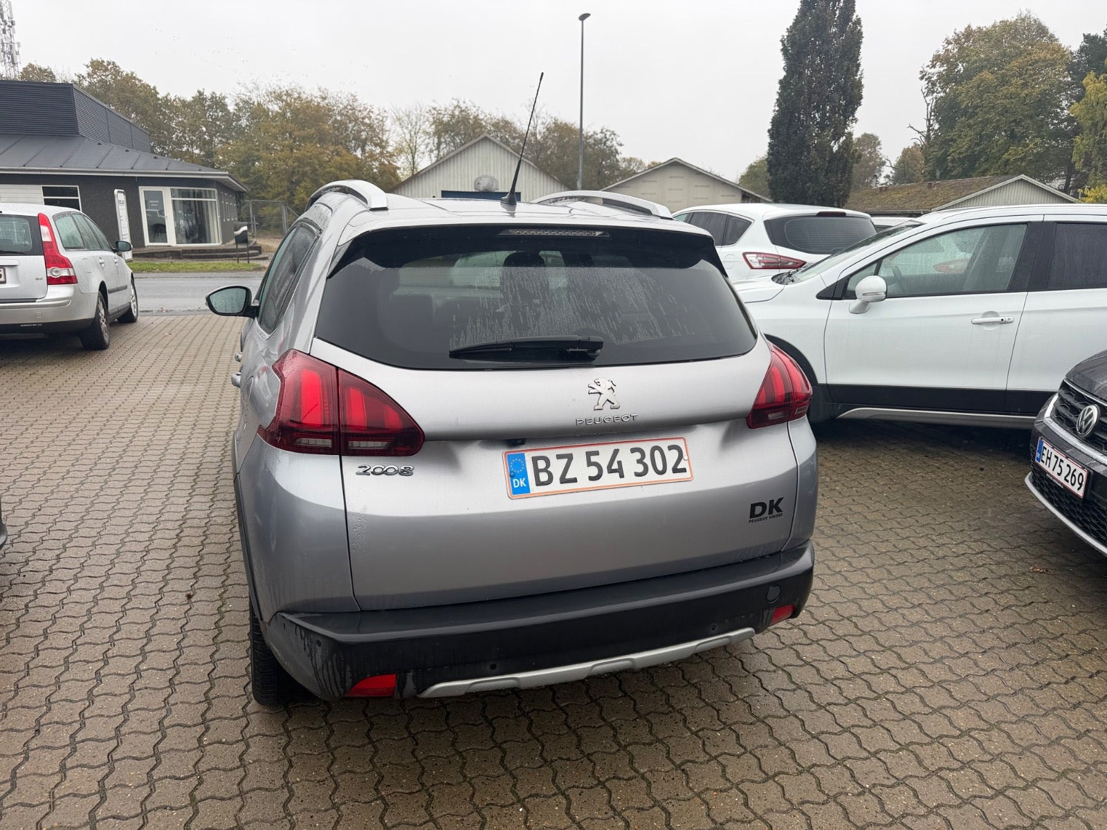 Grå Peugeot 2008 fra 2018